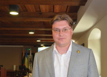 Į posėdžio salę neskubančius grįžti politikus palydėjo keiksmažodžiais