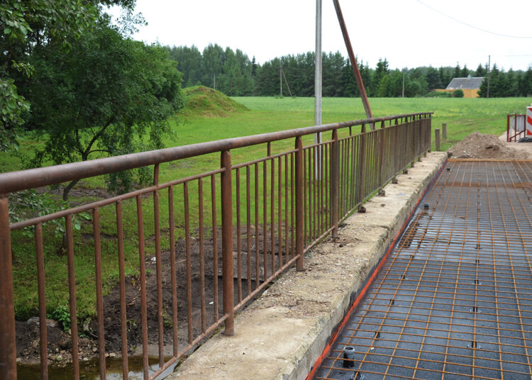 Tilto turėklus galimai vietomis dažys, vietomis keis