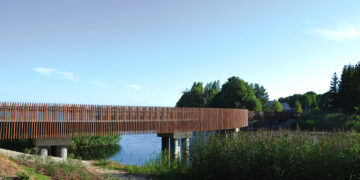 Nekantraujama keliauti gražuoliu tiltu