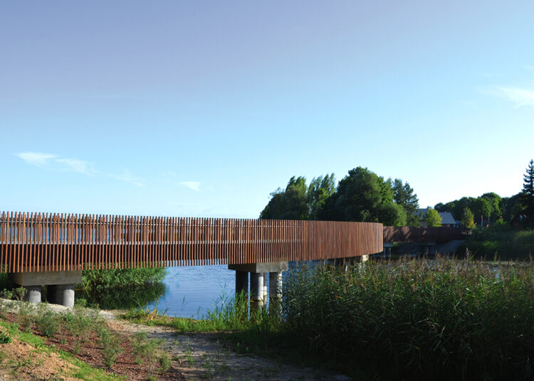 Nekantraujama keliauti gražuoliu tiltu