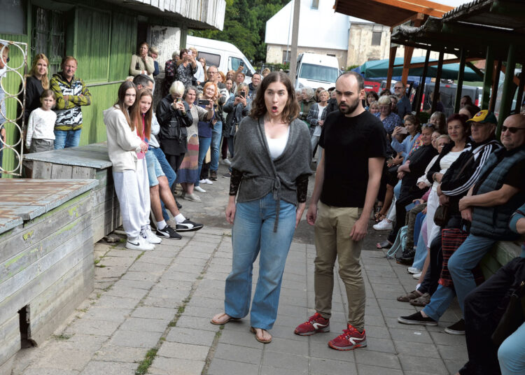 Turguje netikėtai uždainavo operos solistai