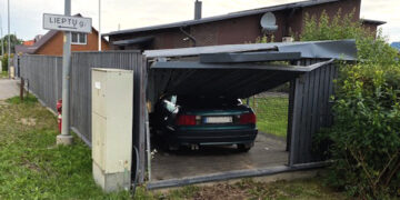 Sugriovė politiko augintinio namus