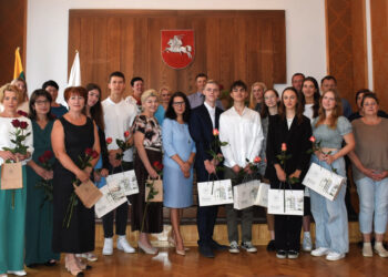 Pasveikinti geriausiai valstybinius brandos egzaminus išlaikę mokiniai ir jų mokytojai