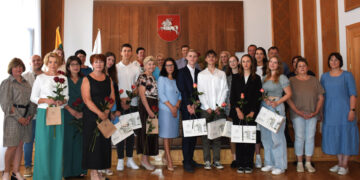 Pasveikinti geriausiai valstybinius brandos egzaminus išlaikę mokiniai ir jų mokytojai