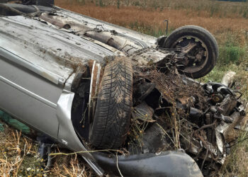 Nuvažiavo nuo kelio ir apsivertė