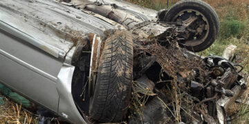 Nuvažiavo nuo kelio ir apsivertė