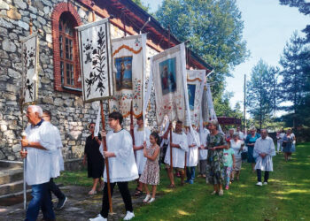Bažnyčiai dovanojo atkurtas procesinių vėliavų kopijas