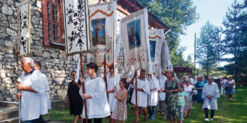 Bažnyčiai dovanojo atkurtas procesinių vėliavų kopijas