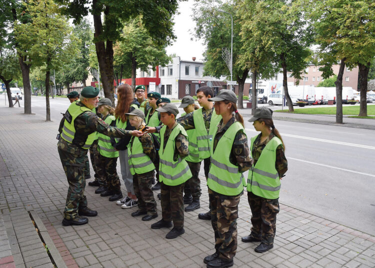 Jaunieji šauliai: alkani, įžeidinėjami, bet patenkinti?