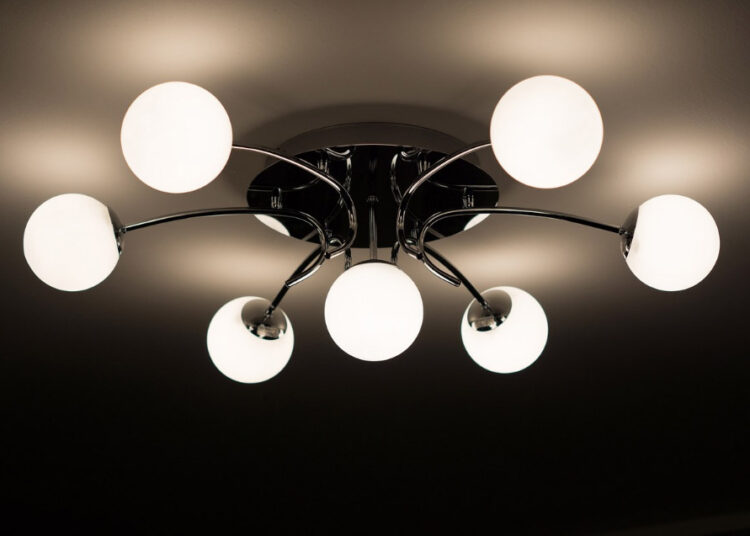 Kaip vadinasi prie lubų ar sienos priglaustas šviestuvas?