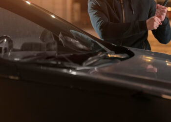 Automobilį daužė ir badė iš peties