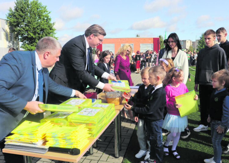 Rugsėjo 1- osios scenarijaus dėlionėje nebeliko valstybės himno