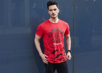 Rudos spalvos odinės prekės grįžta į madą ir pasirodo naujose kolekcijose