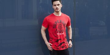 Rudos spalvos odinės prekės grįžta į madą ir pasirodo naujose kolekcijose