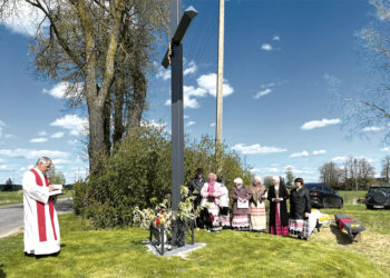 Daumėnų kaime iškilo naujas kryžius