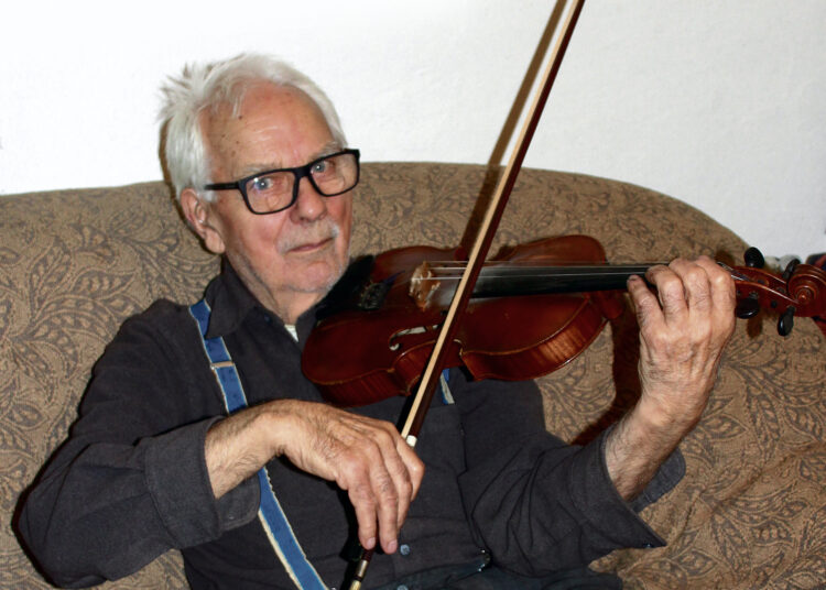 Smuikininkas Antanas Varkalys: „Nebuvo laiko dejuoti, reikėjo dainuoti, groti ir šokti“