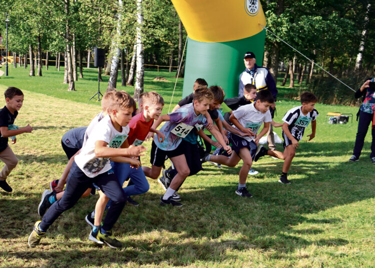 Astravo parke pusdienį zujo bėgikai