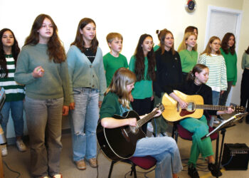 Žalia žalia per visą dangų