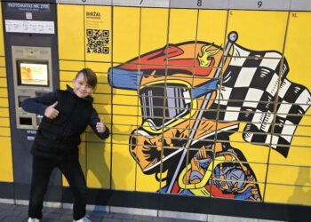 Biržų paštomatas papuoštas simboliu „Motokrosas“