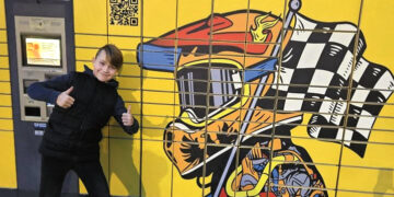 Biržų paštomatas papuoštas simboliu „Motokrosas“