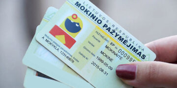 Diskutavo dėl galimybės mokyklose įdiegti elektroninius mokinio pažymėjimus