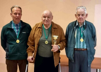 Prie šaškių lentų varžėsi komandos