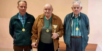 Prie šaškių lentų varžėsi komandos