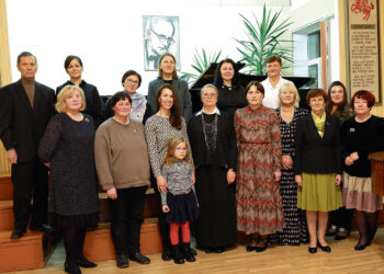 Suaugusieji mokosi muzikos ir dailės