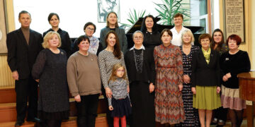 Suaugusieji mokosi muzikos ir dailės