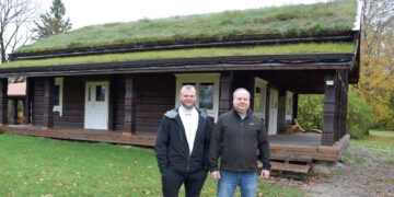 Buvusioje Yčų sodybvietėje – rąstinis namas su pieva ant stogo