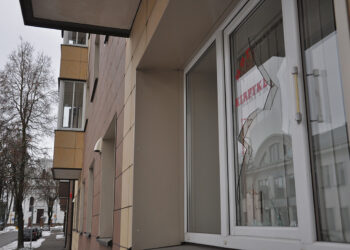 Naktinis išpuolis – išdaužyti kirpyklos langai