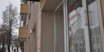 Naktinis išpuolis – išdaužyti kirpyklos langai