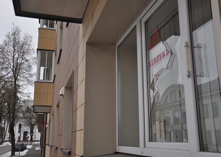 Naktinis išpuolis – išdaužyti kirpyklos langai