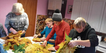 Stebina skrybėlės iš medžio lapų