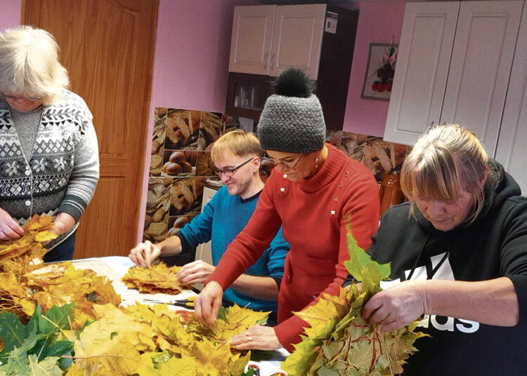 Stebina skrybėlės iš medžio lapų