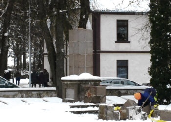 Mitai dėl nuardyto obelisko karių kapinėse