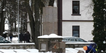 Mitai dėl nuardyto obelisko karių kapinėse