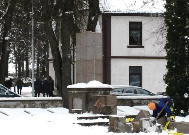 Mitai dėl nuardyto obelisko karių kapinėse