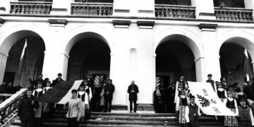 Vėliavas pagerbė tūkstantinė minia