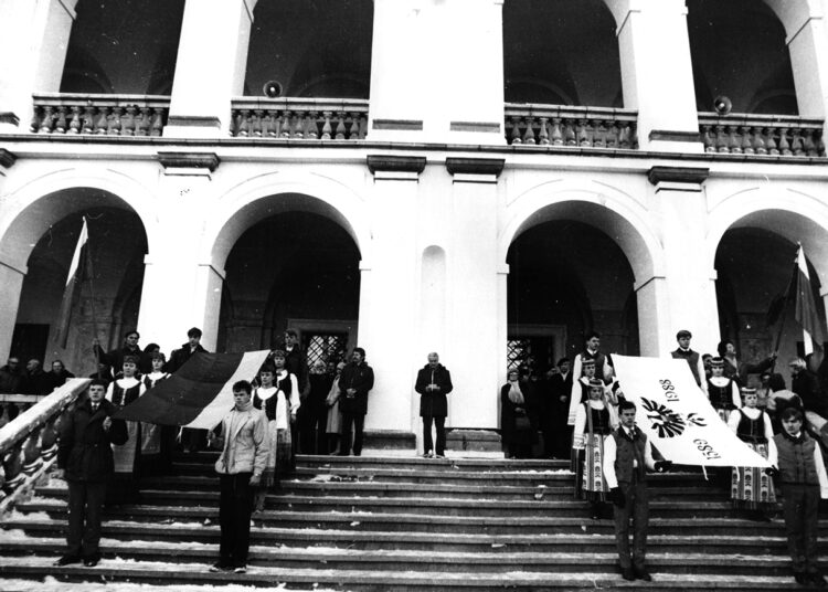 Vėliavas pagerbė tūkstantinė minia