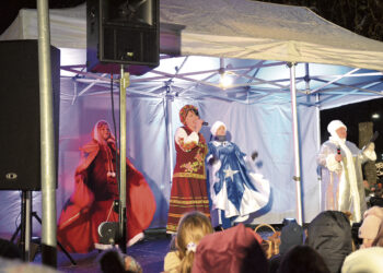 Biržuose suspindo kalėdinė eglė