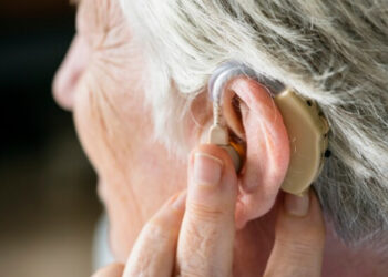 Kalėdinis stebuklas išsipildė – neįgali senjorė jau turi klausos aparatą