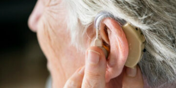 Kalėdinis stebuklas išsipildė – neįgali senjorė jau turi klausos aparatą