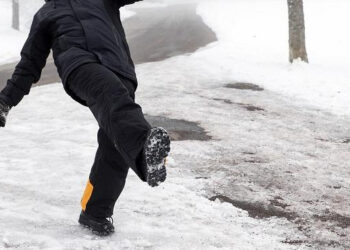 Kritęs ant ledo susilaužė žandikaulį