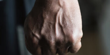 Vieni gelbėjo kaimynus ir artimuosius, kiti mušė