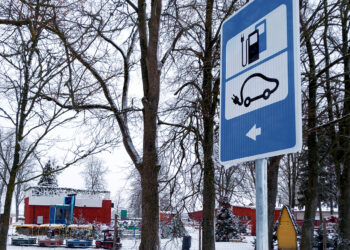 Pradės veikti naujos elektromobilių krovimo stotelės