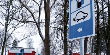 Pradės veikti naujos elektromobilių krovimo stotelės