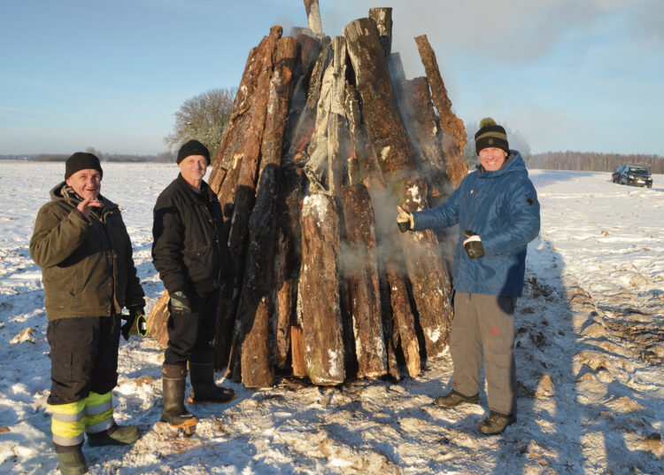 Protesto laužai degė visame Biržų rajone