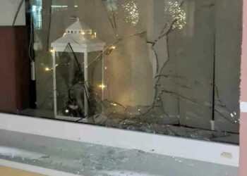 Po pranešimo apie kėlimąsi į kitas patalpas išdužo langai