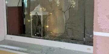 Po pranešimo apie kėlimąsi į kitas patalpas išdužo langai